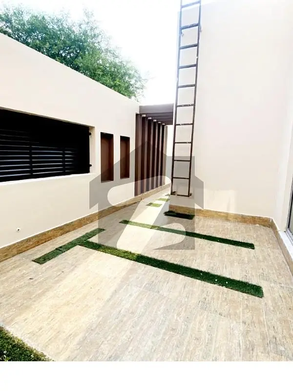 10 Marla Modern Design Unfunished 8 years used house Available for sale