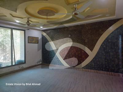 آفیسرز کالونی 2 فیصل آباد میں 5 کمروں کا 12 مرلہ مکان 1.1 لاکھ میں کرایہ پر دستیاب ہے۔