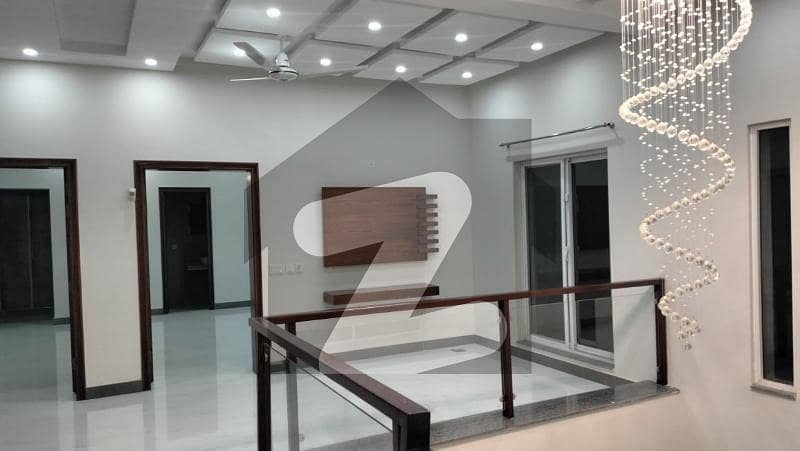 بحریہ ٹاؤن سیکٹر سی بحریہ ٹاؤن,لاہور میں 5 کمروں کا 10 مرلہ مکان 1.0 لاکھ میں کرایہ پر دستیاب ہے۔
