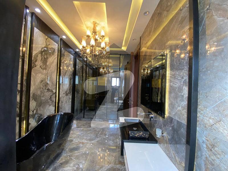 ویلینشیاء ہاؤسنگ سوسائٹی لاہور میں 5 کمروں کا 1 کنال مکان 9.2 کروڑ میں برائے فروخت۔