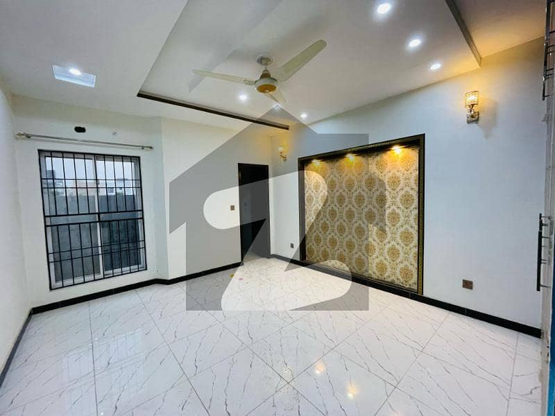 10 MARLA LIKE NEW HOUSE AVAILEBAL FOR RENT IN BAHRIA TOWN LAHORE