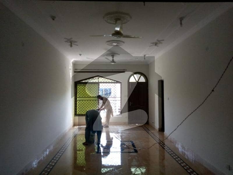 آئی ۔ 8 اسلام آباد میں 6 کمروں کا 14 مرلہ مکان 3.5 لاکھ میں کرایہ پر دستیاب ہے۔