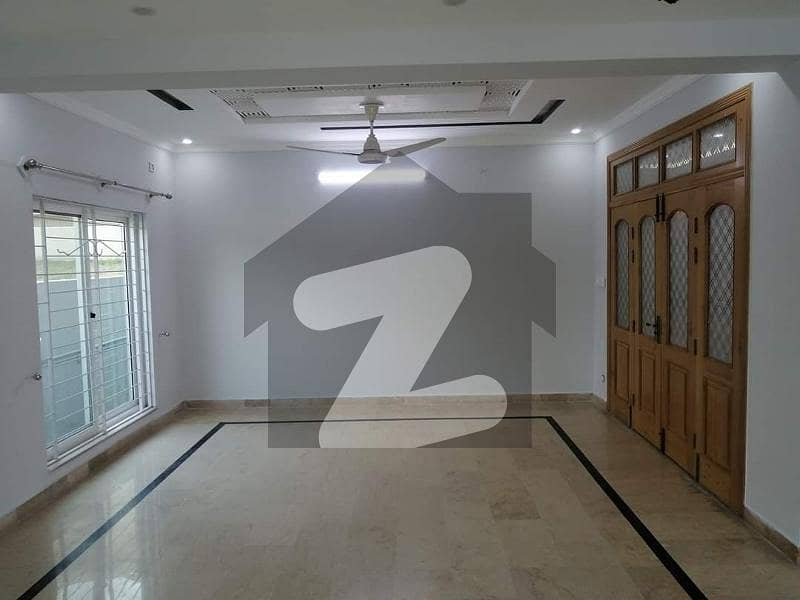 3 BEDROOMS HOUSE IS AVAILABLE FOR RENT.