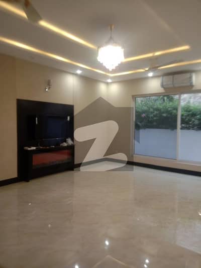ڈی ایچ اے فیز 4 ڈیفنس (ڈی ایچ اے),لاہور میں 5 کمروں کا 1 کنال مکان 3.25 لاکھ میں کرایہ پر دستیاب ہے۔