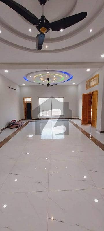 3 BEDROOMS HOUSE IS AVAILABLE FOR RENT.