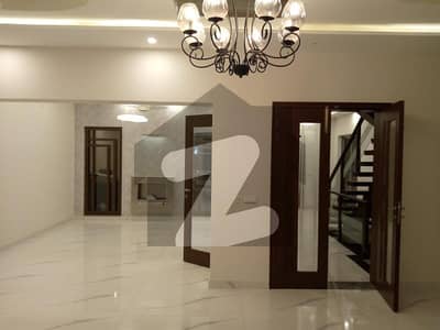 ڈی ایچ اے فیز 5 - بلاک اے فیز 5,ڈیفنس (ڈی ایچ اے),لاہور میں 5 کمروں کا 10 مرلہ مکان 1.7 لاکھ میں کرایہ پر دستیاب ہے۔