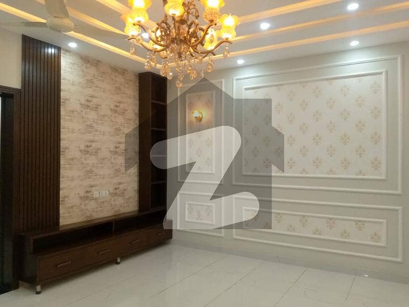 بحریہ ٹاؤن سیکٹر ای بحریہ ٹاؤن,لاہور میں 5 کمروں کا 10 مرلہ مکان 1.25 لاکھ میں کرایہ پر دستیاب ہے۔