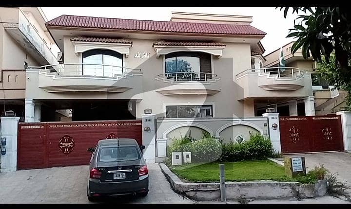 *E,11/2-_1 KANAL GROUND PORTION FOR RENT 3 BED ATTACHED BATH DD TVL SERVENT SEPARATE GATE*