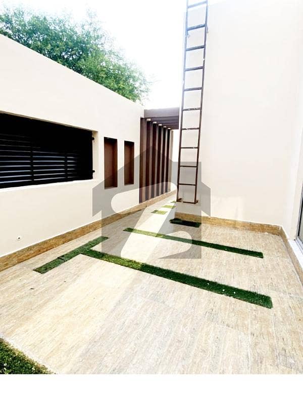 10 Marla Modern Luxury8 Years used House on Good Location For Sale