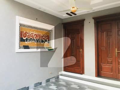 کیولری ایکسٹینشن لاہور میں 4 کمروں کا 10 مرلہ مکان 3.95 کروڑ میں برائے فروخت۔