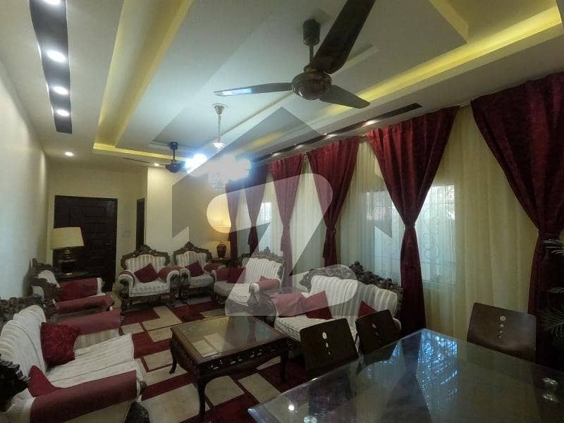 کے این گوہر گرین سٹی کراچی میں 6 کمروں کا 10 مرلہ مکان 5.5 کروڑ میں برائے فروخت۔