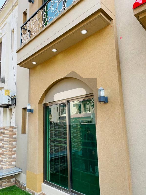 بحریہ ٹاؤن لاہور میں 5 کمروں کا 10 مرلہ مکان 90.0 ہزار میں کرایہ پر دستیاب ہے۔
