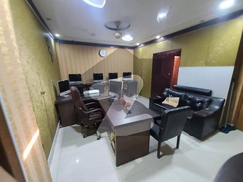 جوہر ٹاؤن لاہور میں 2 کمروں کا 4 مرلہ دفتر 1.05 لاکھ میں کرایہ پر دستیاب ہے۔