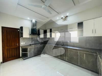 10 MARLA HOUSE FOR RENT IN BAHRIA TOWN LAHORE