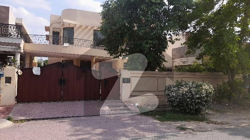 ڈی ایچ اے فیز 3 - بلاک زیڈ فیز 3,ڈیفنس (ڈی ایچ اے),لاہور میں 5 کمروں کا 1 کنال مکان 6.9 کروڑ میں برائے فروخت۔