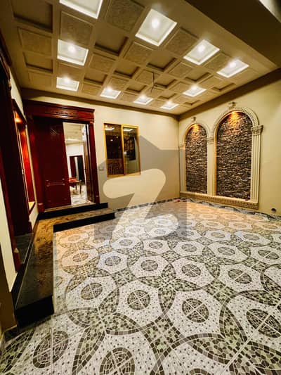 خان ویلیج ملتان میں 4 کمروں کا 8 مرلہ مکان 2.0 کروڑ میں برائے فروخت۔