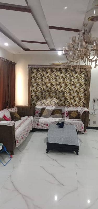 پی آئی اے ہاؤسنگ سکیم لاہور میں 6 کمروں کا 10 مرلہ مکان 3.5 کروڑ میں برائے فروخت۔