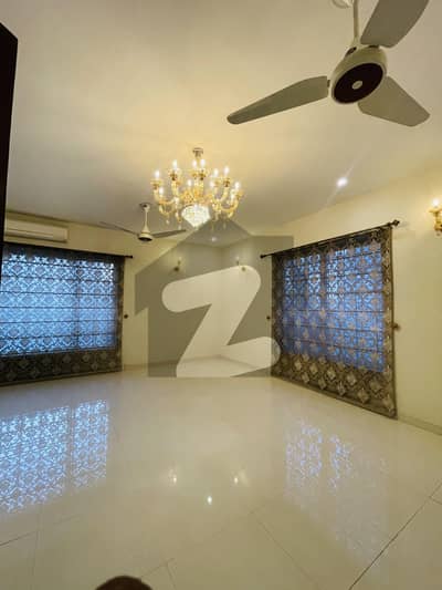 ایف ۔ 11 اسلام آباد میں 8 کمروں کا 1 کنال مکان 25.5 کروڑ میں برائے فروخت۔