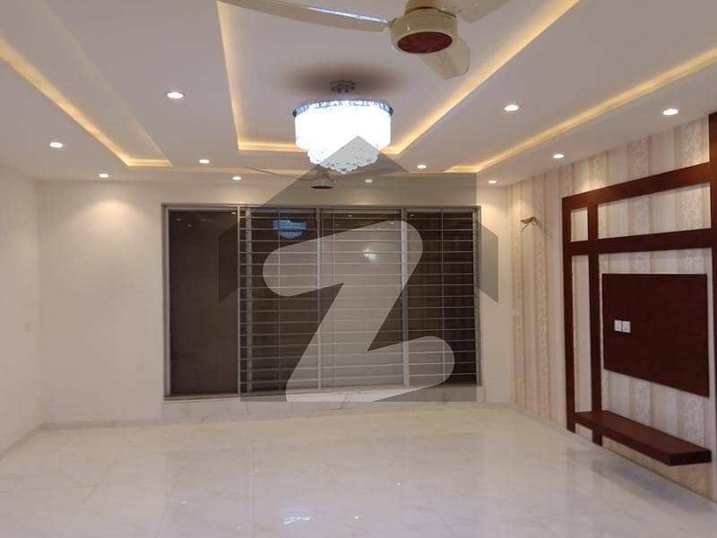 سوئی گیس سوسائٹی فیز 1 سوئی گیس ہاؤسنگ سوسائٹی,لاہور میں 5 کمروں کا 1 کنال مکان 7.1 کروڑ میں برائے فروخت۔