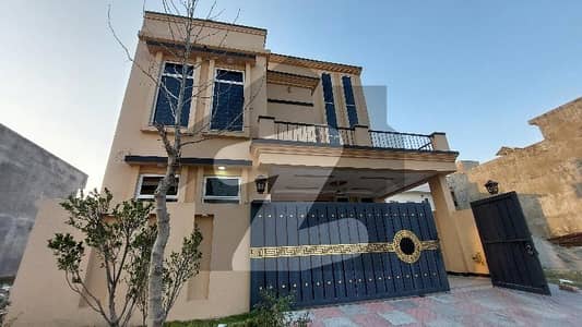 فیصل ٹاؤن - ایف ۔ 18 اسلام آباد میں 7 کمروں کا 8 مرلہ مکان 2.95 کروڑ میں برائے فروخت۔