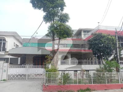 چکلالہ سکیم 3 چکلالہ سکیم,راولپنڈی میں 8 کمروں کا 1 کنال مکان 6.5 کروڑ میں برائے فروخت۔