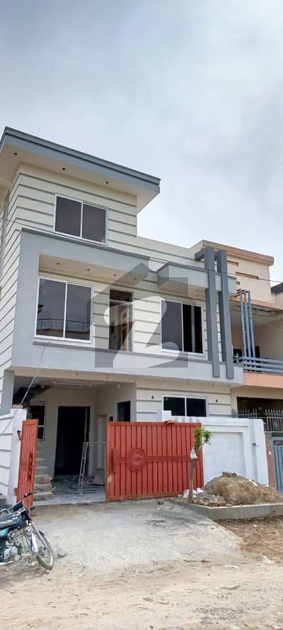 I14 brand new house for sale size 25-50 park corner beautiful location near service road ,work completed after 15 days, water electricity available asking price 2 crore 60 lac