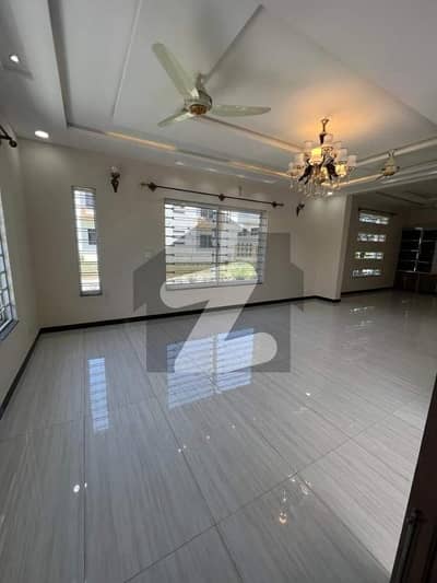 40*80 Double Story House available for rent 
(Like Brand New)