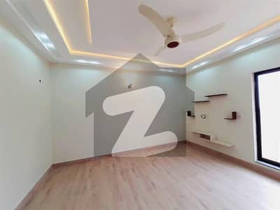 ڈی ایچ اے فیز 6 ڈیفنس (ڈی ایچ اے),لاہور میں 4 کمروں کا 10 مرلہ مکان 5.5 کروڑ میں برائے فروخت۔