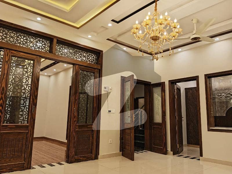 10 Marla Luxury House Available For Sale In Bahria Town Lahore.