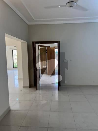 well mentaind 5 bedrooms with gas brigadier house available urgent for rent