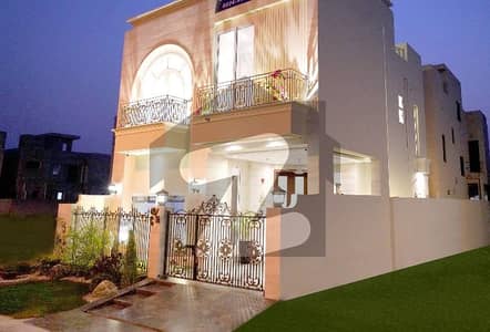 ڈی ایچ اے 9 ٹاؤن ڈیفنس (ڈی ایچ اے),لاہور میں 4 کمروں کا 5 مرلہ مکان 2.1 کروڑ میں برائے فروخت۔