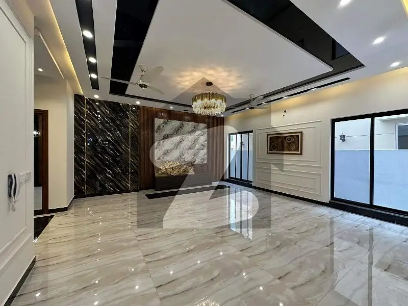 1 kanal luxury upper Portion for rent Small Family required hot location