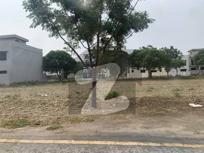 5 MARLA CORNER FACING PARK PLOT IN BLOCK "2N" IS AVAILABLE FOR SALE