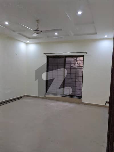 عسکری لاہور میں 3 کمروں کا 10 مرلہ فلیٹ 1.0 لاکھ میں کرایہ پر دستیاب ہے۔