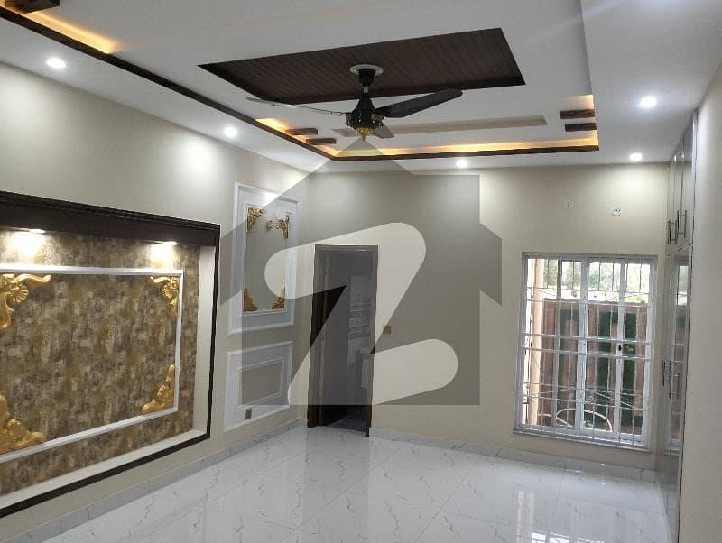 ایل ڈی اے ایوینیو لاہور میں 6 کمروں کا 10 مرلہ مکان 3.21 کروڑ میں برائے فروخت۔