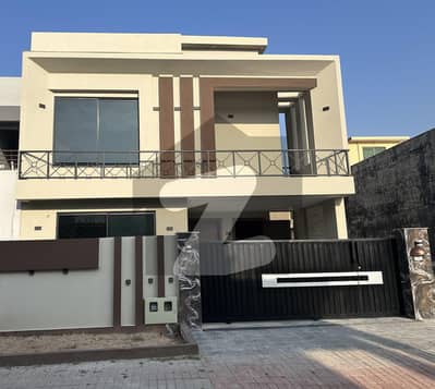 بحریہ ٹاؤن فیز 3 بحریہ ٹاؤن راولپنڈی,راولپنڈی میں 5 کمروں کا 10 مرلہ مکان 5.85 کروڑ میں برائے فروخت۔