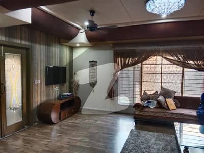 سعید کالونی - نیو گارڈن بلاک سعید کالونی,فیصل آباد میں 5 کمروں کا 13 مرلہ مکان 4.75 کروڑ میں برائے فروخت۔