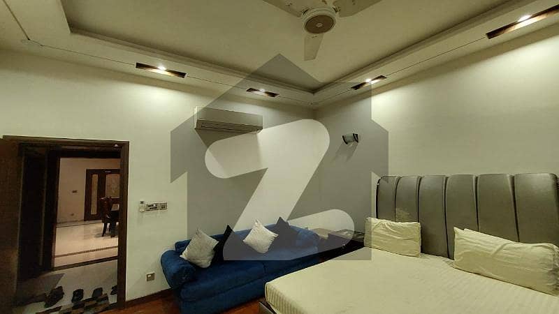 کینال پارک فیصل آباد میں 5 کمروں کا 1 کنال مکان 7.0 کروڑ میں برائے فروخت۔