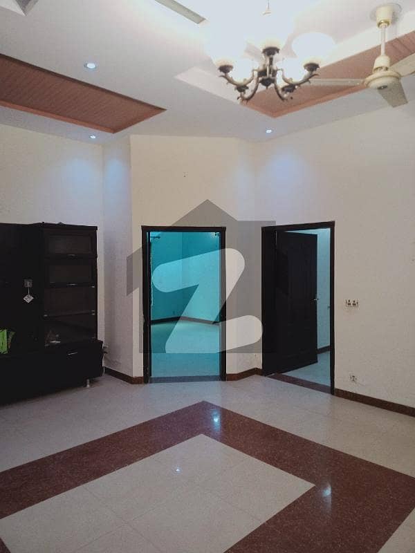 پی آئی اے ہاؤسنگ سکیم لاہور میں 6 کمروں کا 10 مرلہ مکان 3.85 کروڑ میں برائے فروخت۔