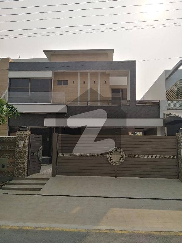 ای ایم ای سوسائٹی لاہور میں 8 کمروں کا 1 کنال مکان 14.0 کروڑ میں برائے فروخت۔