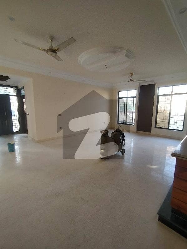 LIKE BRAND NEW UPPER PORTION AVAILABLE FOR RENT IN PRIME LOCATION OF GULISTAN-E-JAUHAR