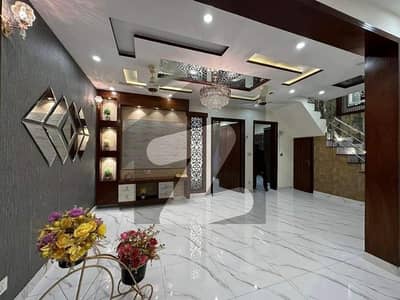بحریہ ٹاؤن لاہور میں 3 کمروں کا 5 مرلہ مکان 1.98 کروڑ میں برائے فروخت۔