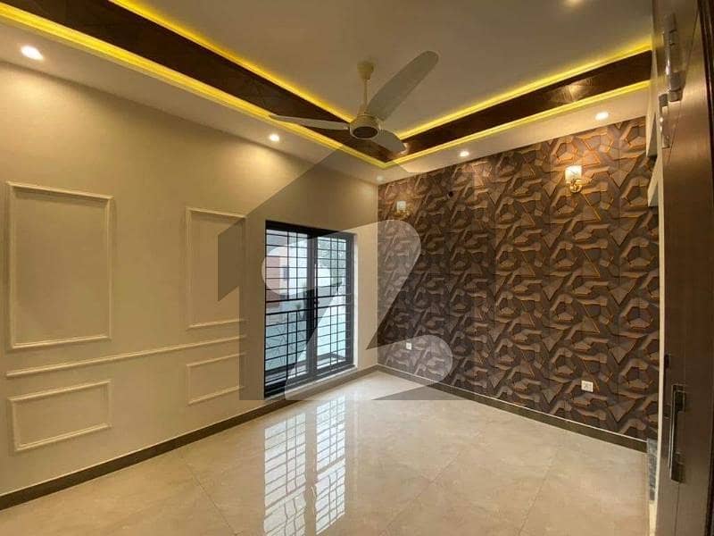 بحریہ ٹاؤن لاہور میں 3 کمروں کا 5 مرلہ مکان 2.25 کروڑ میں برائے فروخت۔