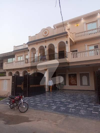 جوہر ٹاؤن لاہور میں 7 کمروں کا 1 کنال مکان 6.5 کروڑ میں برائے فروخت۔