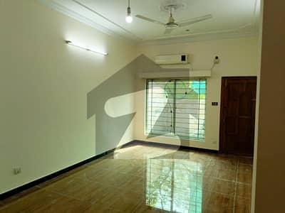پی ڈبلیو ڈی ہاؤسنگ سکیم اسلام آباد میں 5 کمروں کا 10 مرلہ مکان 1.0 لاکھ میں کرایہ پر دستیاب ہے۔