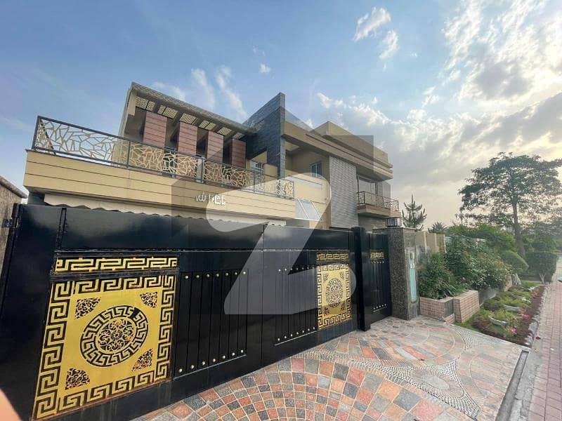 بحریہ ٹاؤن سیکٹر B بحریہ ٹاؤن,لاہور میں 6 کمروں کا 1 کنال مکان 7.9 کروڑ میں برائے فروخت۔