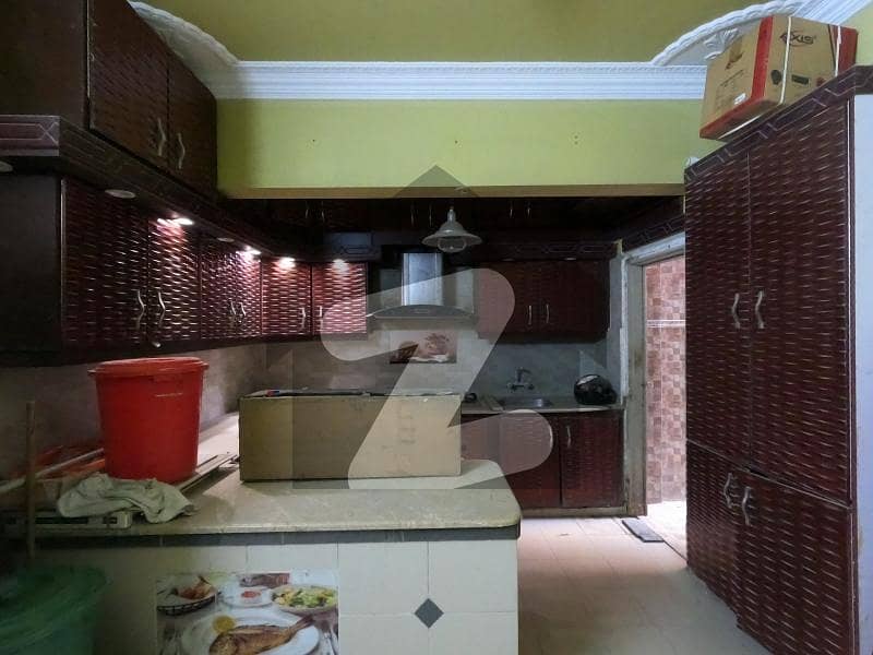200 Square Yards House Available In Gulshan-e-Iqbal - Block 10-A For sale