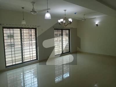 Near To Park Best For Living 3 Bed Flat Available For Rent