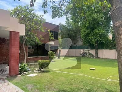 ڈی ایچ اے فیز 3 ڈیفنس (ڈی ایچ اے),لاہور میں 6 کمروں کا 2 کنال مکان 3.8 لاکھ میں کرایہ پر دستیاب ہے۔