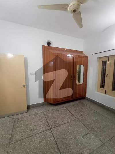 مدینہ ٹاؤن فیصل آباد میں 2 کمروں کا 10 مرلہ مکان 30.0 ہزار میں کرایہ پر دستیاب ہے۔